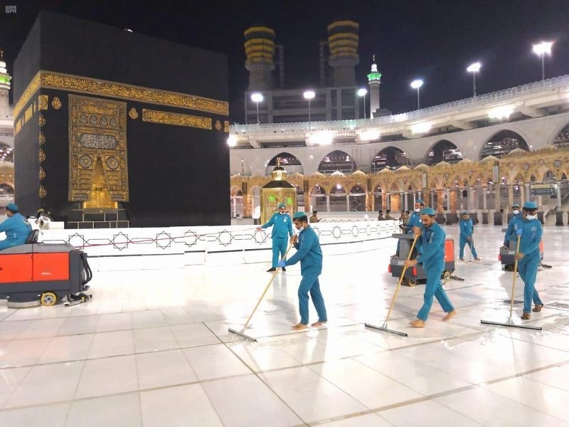 بعد أداء الحجاج طواف الإفاضة.. تعقيم وتطهير المسجد الحرام