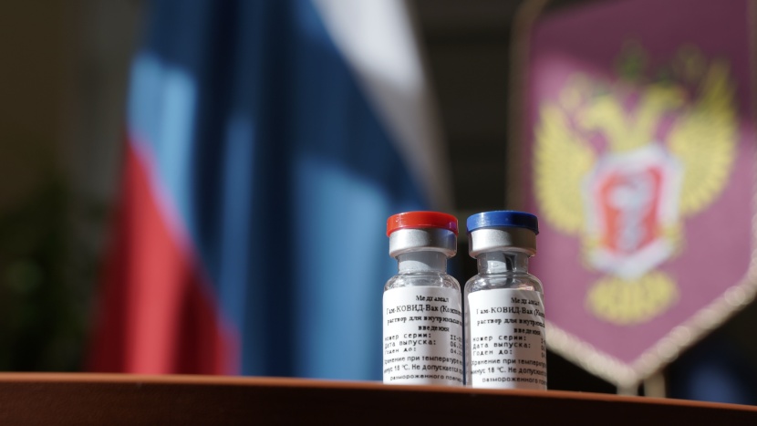 وزير الصحة الأمريكي يشكك في اللقاح الروسي ضد كورونا