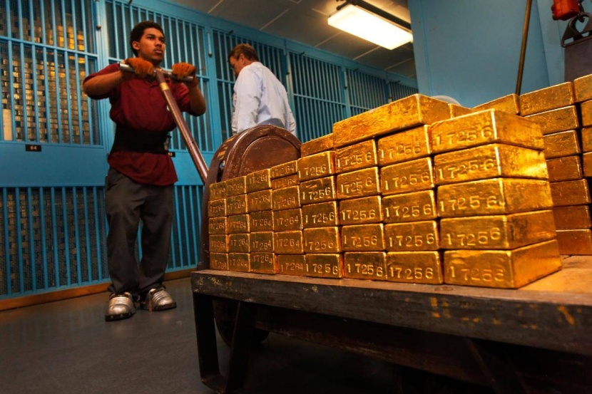 أول انخفاض أسبوعي للذهب منذ مطلع يونيو .. وعائدات سندات الخزانة تدعم الدولار