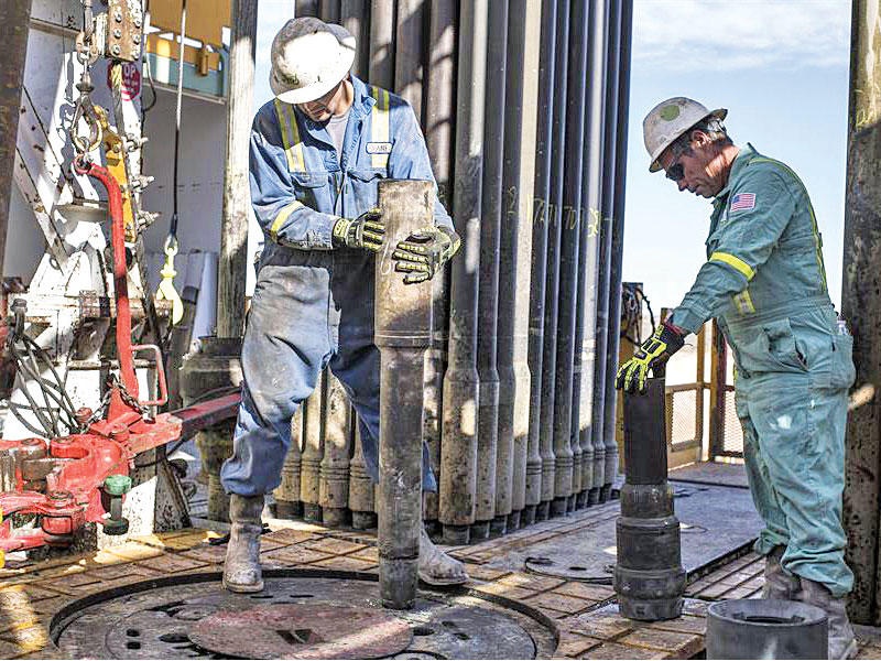"شيفرون" و"بي.بي" توقفان الإنتاج وتجليان جميع العاملين من منصات النفط في خليج المكسيك 
