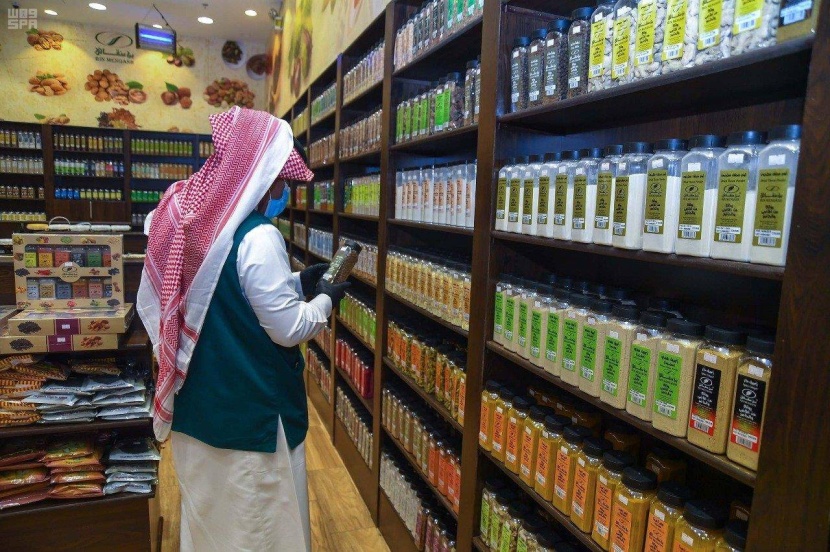 «التجارة»: أسعار المنتجات على الرف نهائية وشاملة ضريبة القيمة المضافة