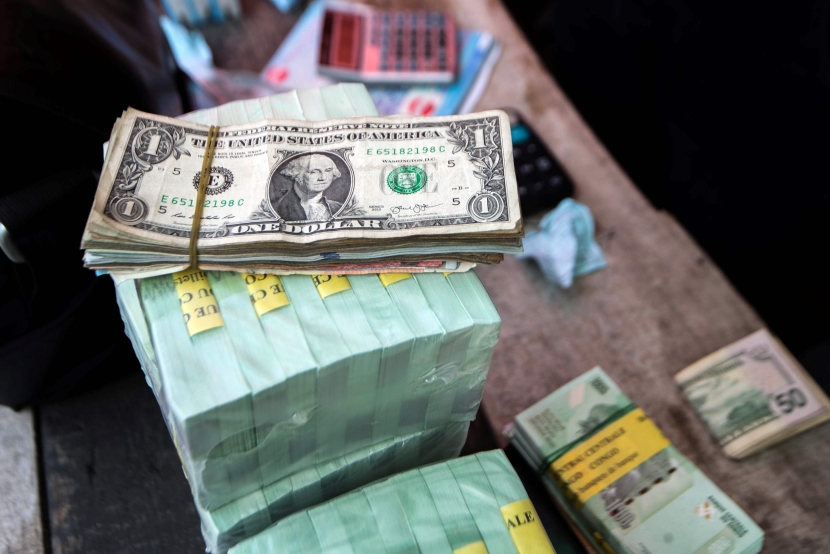 تداولات ضعيفة للدولار وسط مؤشرات على تباطؤ الاقتصاد الأمريكي