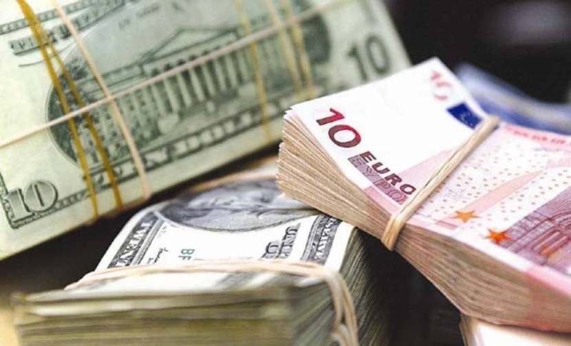 بيانات ضعيفة تعصف بالدولار .. والذهب صوب مزيد من المستويات القياسية