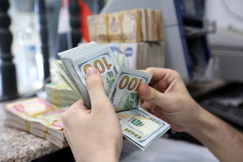 الدولار يصعد مع تجدد التوتر الأمريكي الصيني والأنظار تترقب أرقام الوظائف