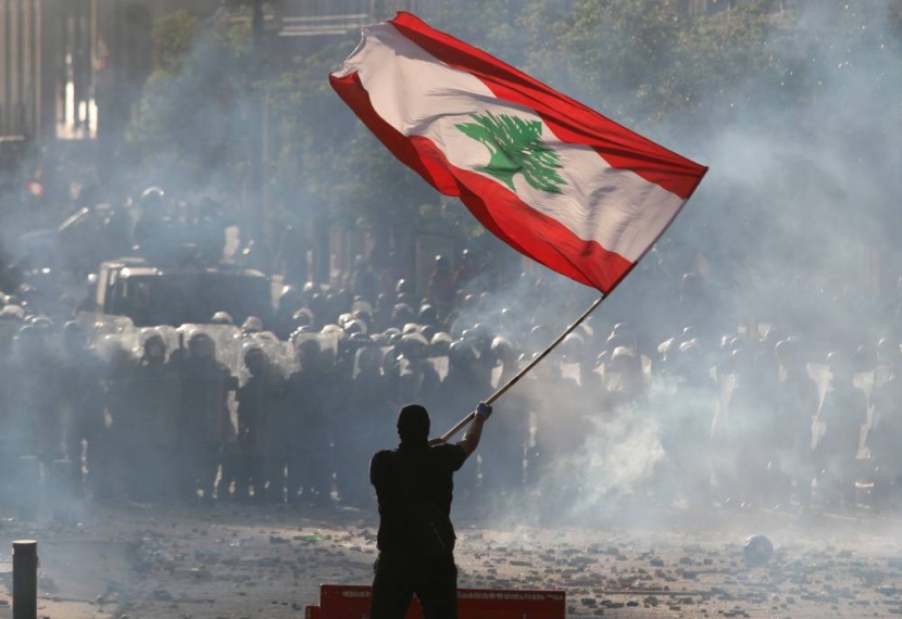 محتجون لبنانيون يقتحمون مباني وزارات وجمعية المصارف ويعلنونها ملكا للشعب