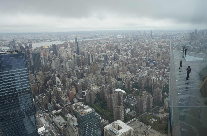  إعادة افتتاح منصة إيدج في نيويورك للجمهور بعد إغلاقها بسبب تفشي كورونا و يبلغ طولها أكثر من 1100 قدم وهي خامس أطول منصة مراقبة في العالم
