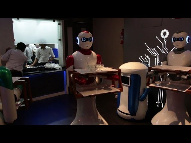 حرصا على التباعد الاجتماعي.. روبوت يخدم الزبائن في مطعم بكوريا الجنوبية 