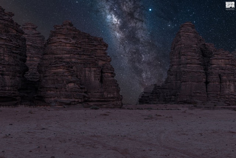 صورة ليلية تظهر جمال المجرة والنجوم من جبال "نيوم" مدينة الحالمين