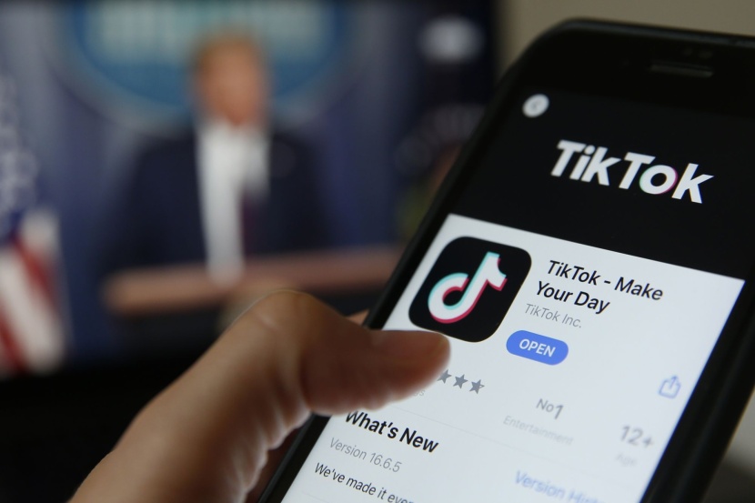حظر تطبيقي تيك توك ووي تشات في أمريكا اعتبارا من الأحد