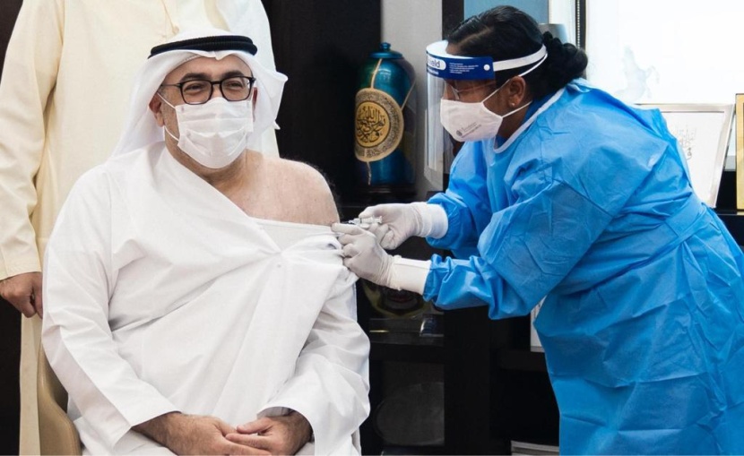 وزير الصحة الإماراتي يتلقى الجرعة الأولى من لقاح كورونا