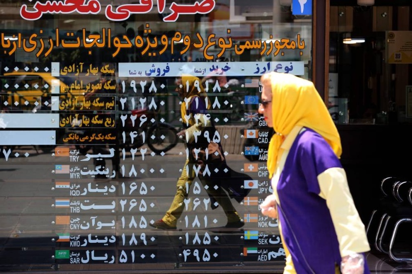 مستوى قياسي منخفض للريال الإيراني بعد إعادة العقوبات .. 273 ألفا مقابل الدولار