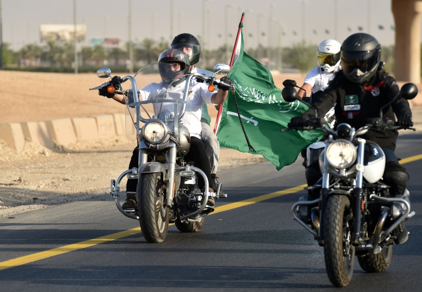 راكبو دراجات نارية يحتفلون باليوم الوطني الـ 90 بمسيرة في شوارع الرياض