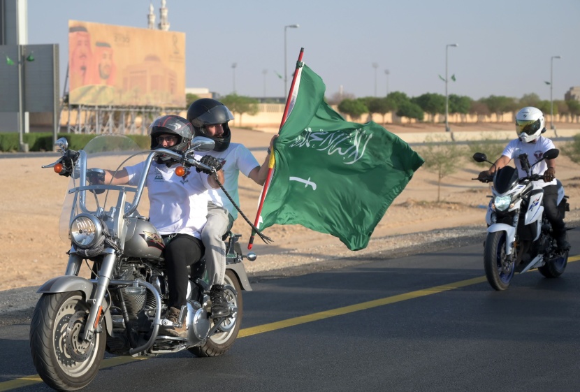 راكبو دراجات نارية يحتفلون باليوم الوطني الـ 90 بمسيرة في شوارع الرياض