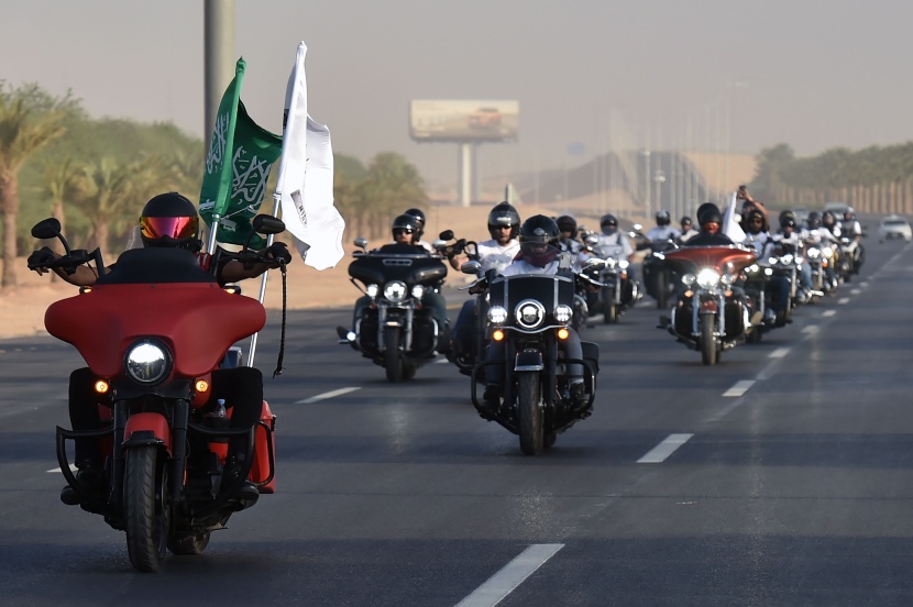 راكبو دراجات نارية يحتفلون باليوم الوطني الـ 90 بمسيرة في شوارع الرياض