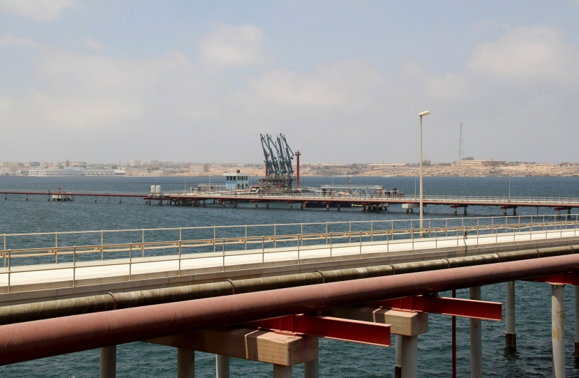 ناقلة بصدد دخول ميناء الحريقة الليبي لتحميل مليون برميل من النفط