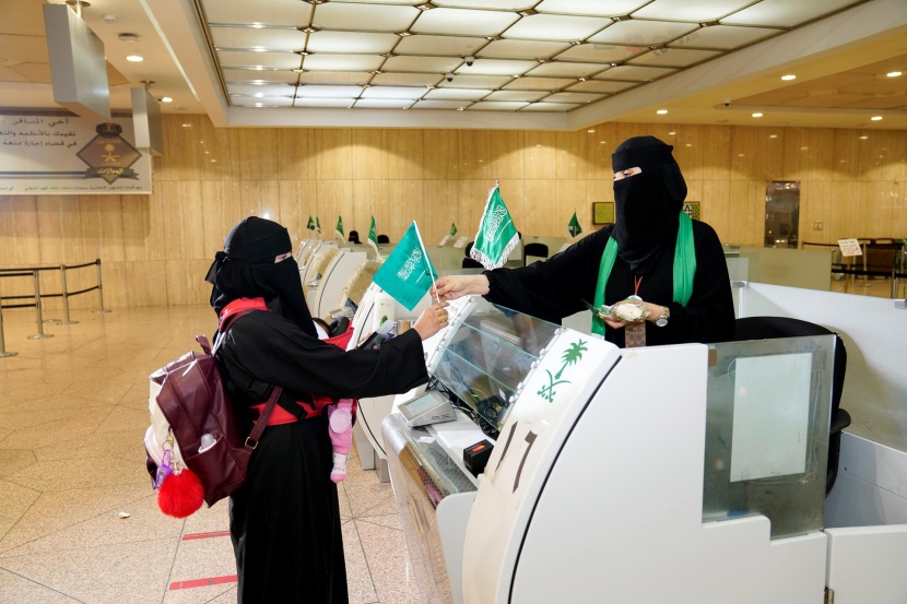 مطارات المملكة تحتفي باليوم الوطني الـ 90 تحت شعار "همة حتى القمة"