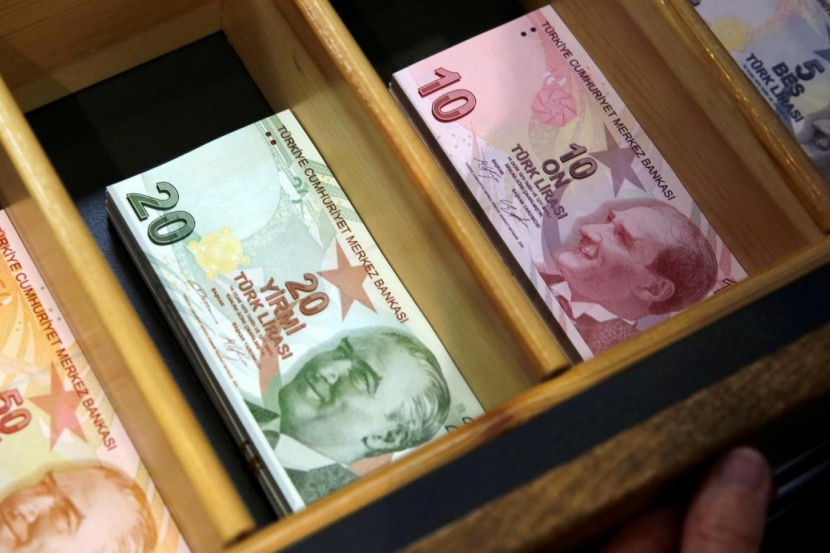 الليرة التركية تهبط 1.6 %.. مستوى قياسي جديد