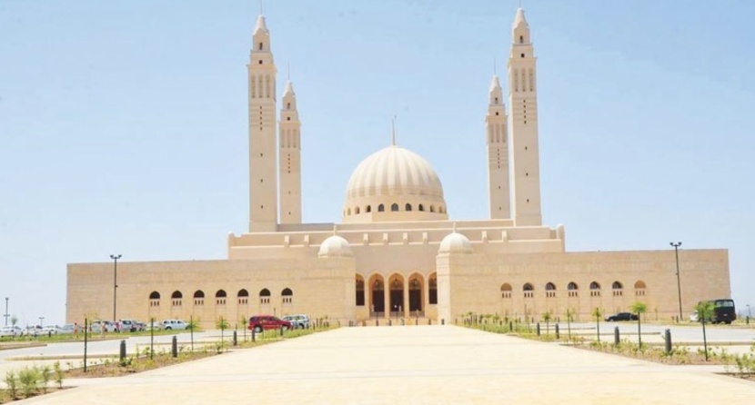 عمان تعيد فتح المساجد في منتصف نوفمبر