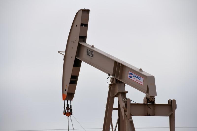 أسعار النفط تهبط 5% وسط مخاوف بشأن الطلب 
