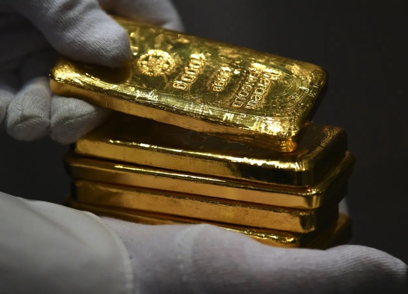 الذهب يهبط بفعل صعود الدولار والأنظار تترقب اجتماعات بنوك مركزية
