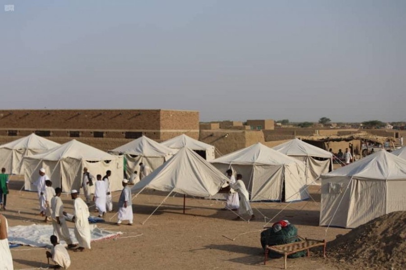مركز الملك سلمان للإغاثة يواصل توزيع المواد الإيوائية للمتضررين من السيول و في السودان