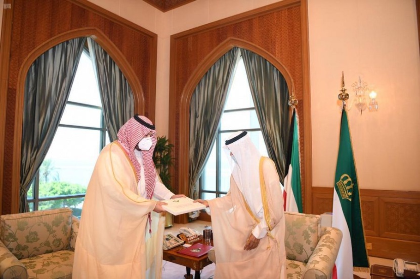 أمير الكويت وولي عهده يتسلمان رسالتان من خادم الحرمين الشريفين وولي العهد