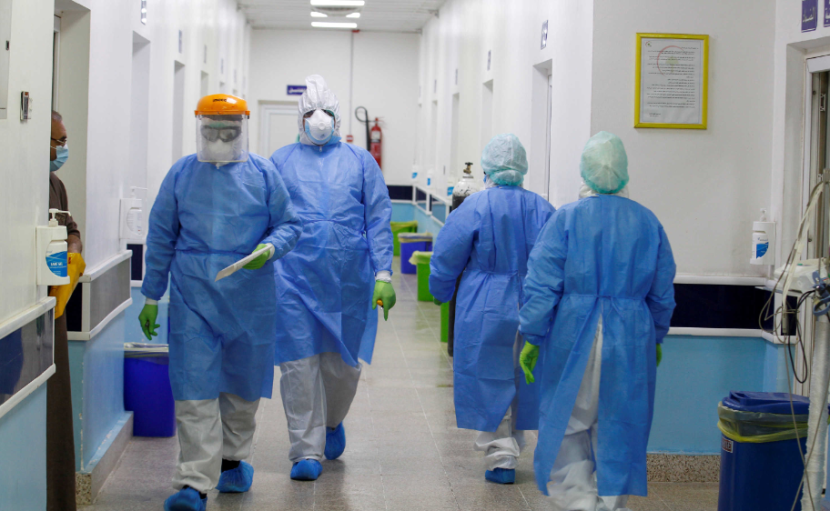 "الصحة العالمية": انخفاض الإصابات بكورونا بين العاملين الصحيين