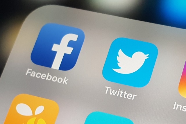 "فيسبوك" و"تويتر" وسط عاصفة انتقادات لحظرهما مقالا ينتقد بايدن 