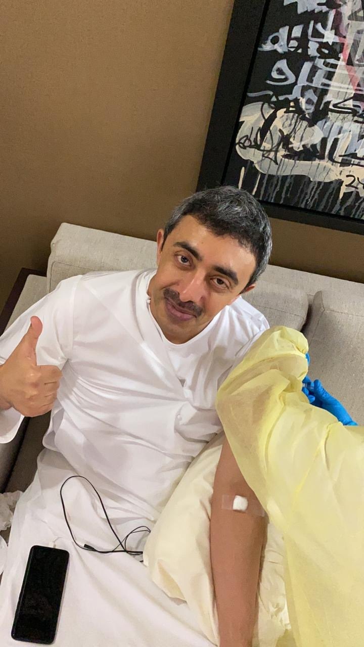 وزير الخارجية الإماراتي يتلقى لقاح كورونا الصيني