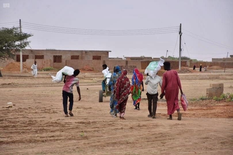 مركز الملك سلمان للإغاثة يواصل توزيع السلال الغذائية للمتضررين من السيول في السودان