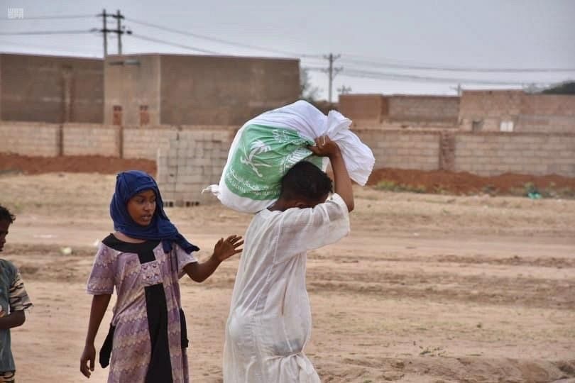 مركز الملك سلمان للإغاثة يواصل توزيع السلال الغذائية للمتضررين من السيول في السودان