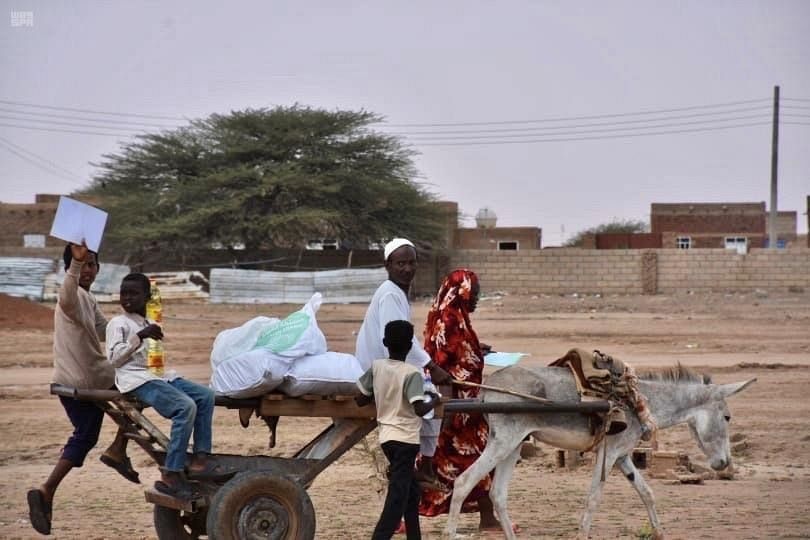 مركز الملك سلمان للإغاثة يواصل توزيع السلال الغذائية للمتضررين من السيول في السودان