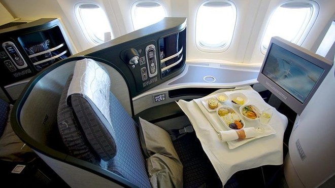 ما الذي يدفع شخص لتناول الطعام بمبلغ كبير على متن طائرة رابضة على الأرض ؟