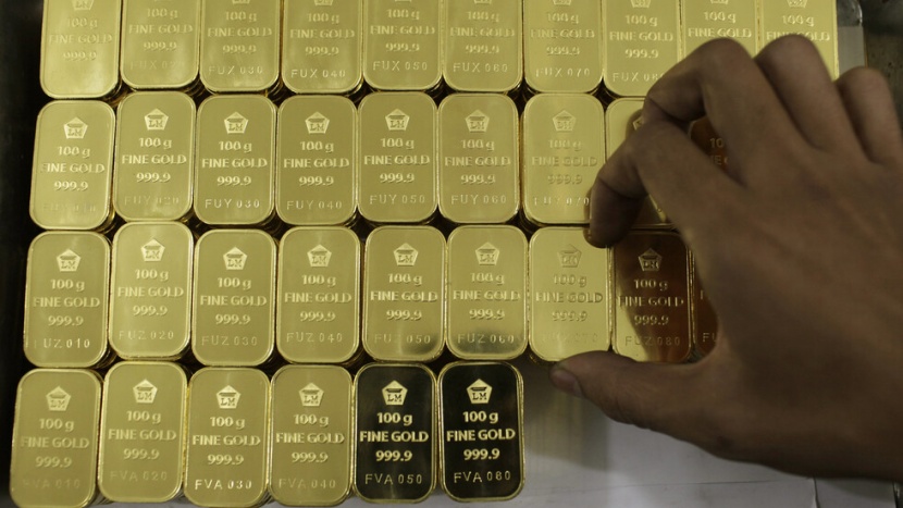  الذهب يتراجع مع ارتفاع الدولار وسط شكوك بشأن التحفيز الأمريكي 