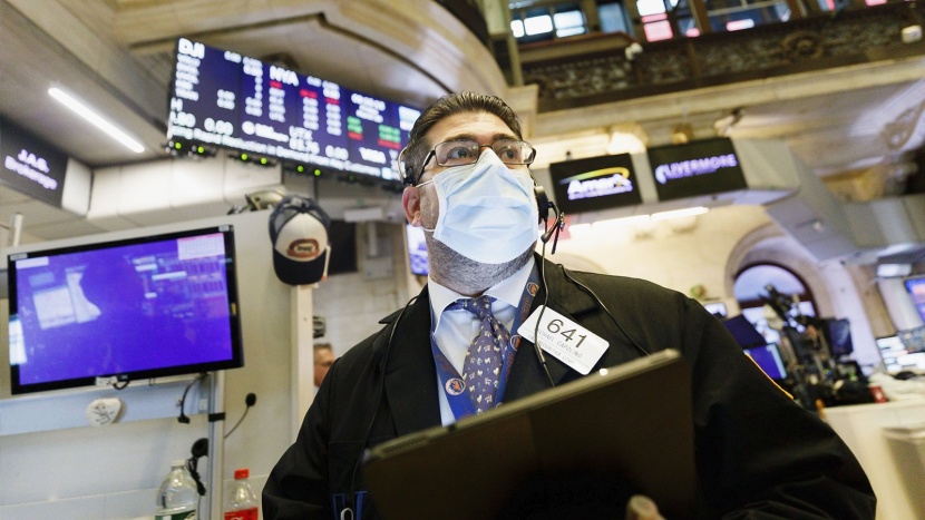  الأسهم الأمريكية تهبط مع تدهور توقعات الاقتصاد بفعل الفيروس 