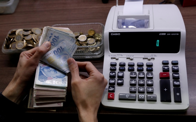 الليرة التركية تهبط 1% بعد تدابير جديدة بشأن فيروس كورونا