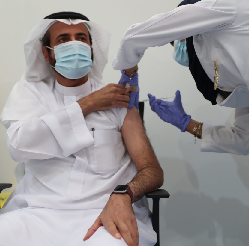 مع إطلاق حملة التطعيم في السعودية.. وزير الصحة: اليوم بداية انفراج الأزمة 