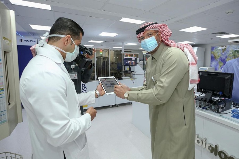 مزودا بتقنيات الذكاء الاصطناعي .. "التخصصي " يدشن مختبر الأحياء الدقيقة الآلي
