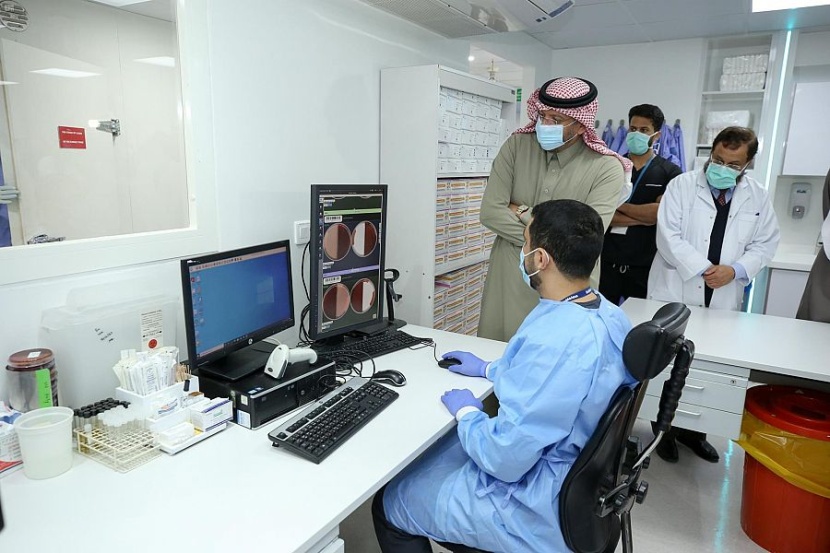 مزودا بتقنيات الذكاء الاصطناعي .. "التخصصي " يدشن مختبر الأحياء الدقيقة الآلي