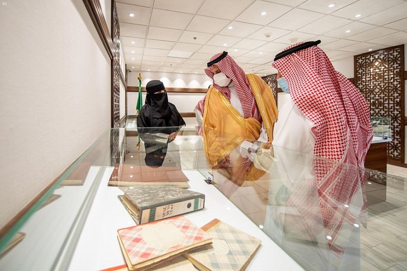 أمير المدينة المنورة يدشن مركز ومعرض الوثائق والمحفوظات 