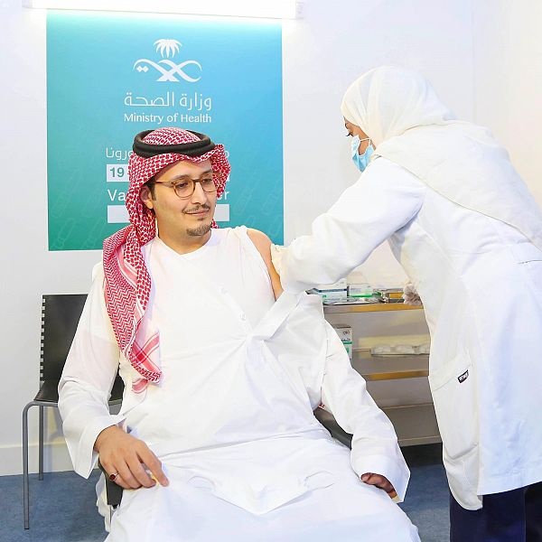 بعد افتتاح ثالث مراكز اللقاحات .. أمير الشرقية ونائبه يتلقيان الجرعة الأولى من لقاح كورونا