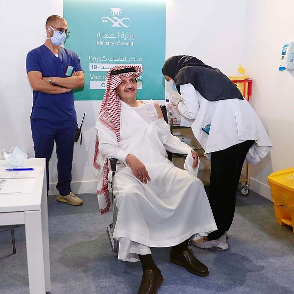 بعد افتتاح ثالث مراكز اللقاحات .. أمير الشرقية ونائبه يتلقيان الجرعة الأولى من لقاح كورونا