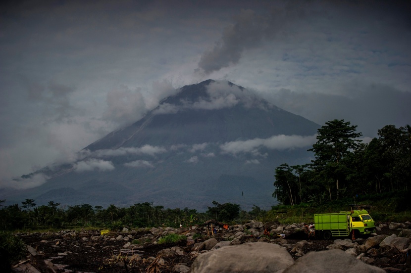  بركان سيميرو ينثر رماده فوق جزيرة جاوة الإندونيسية.  