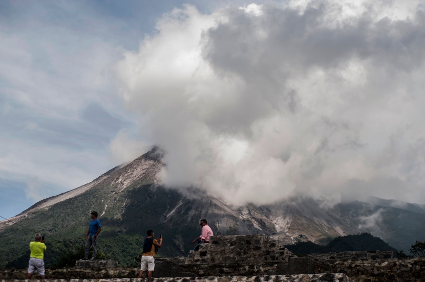  بركان سيميرو ينثر رماده فوق جزيرة جاوة الإندونيسية.  