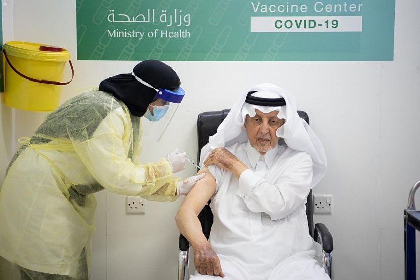  أمير مكة يتلقى الجرعة الثانية من لقاح كورونا 