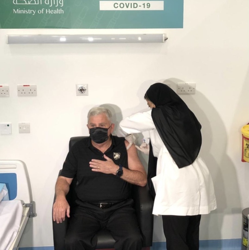 السفير الأمريكي يتلقى لقاح كورونا: شاهدت تنظيما وكفاءة سعودية في غاية الروعة