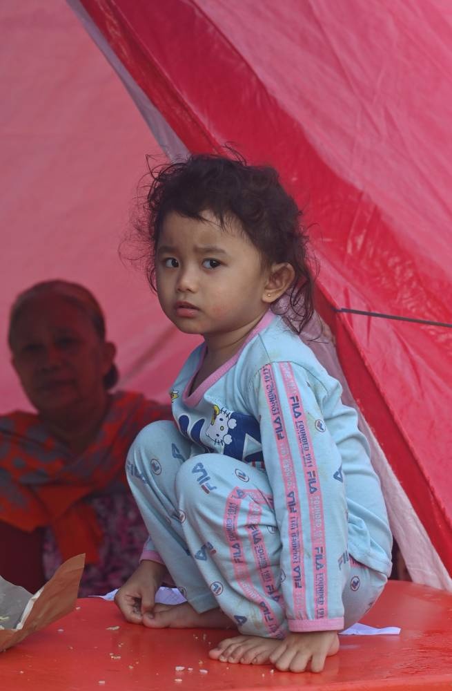 طفلة إندونيسية في مخيم مؤقت تم تجهيزه