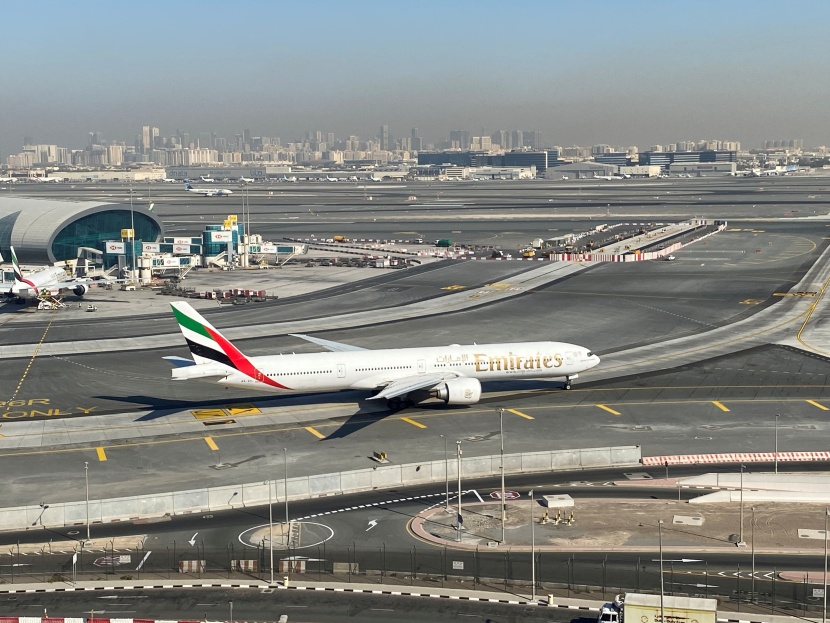  طيران الإمارات والاتحاد للطيران تعتمدان تطبيقا هاتفيا كجواز سفر صحي