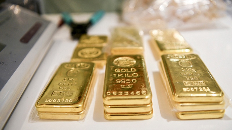 الذهب يبلغ‭‬ أعلى مستوى في أسبوعين مع تراجع الدولار