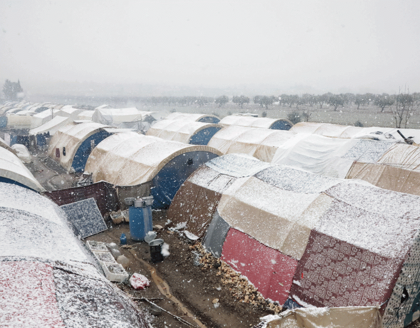 ثلوج تغطي أجزاء من مخيم للنازحين السوريين في ريف حلب الشمالي